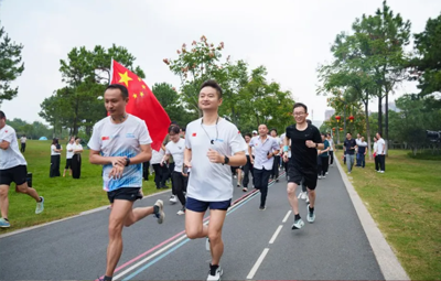 同心筑梦 共庆华诞丨pg麻将胡了第四届“欢乐迎国庆 环湖健步走”活力开启